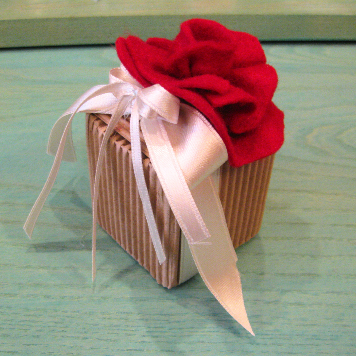 Scatola quadrata in cartoncino ondulato con rosa in panno lenci