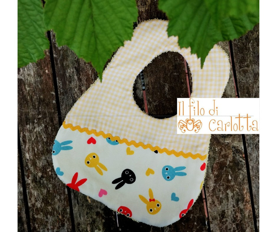 Bavaglino coniglietti in cotone americano con retro in spugna tinta unita