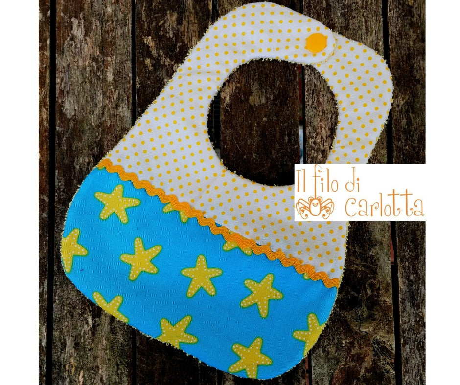 Bavaglino stelle marine in cotone americano con retro in spugna tinta unita