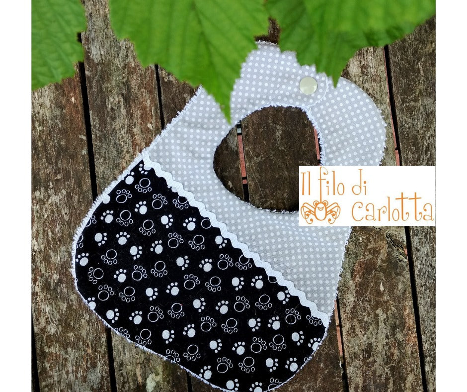 Bavaglino impronte in cotone americano con retro in spugna tinta unita