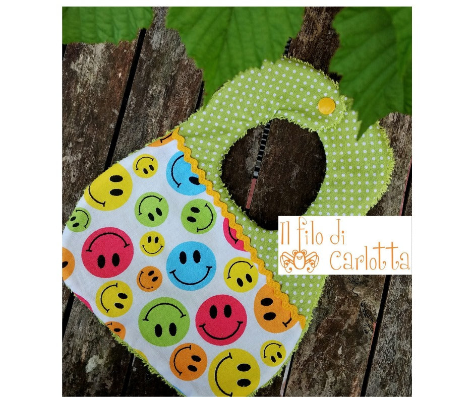 Bavaglino Smile in cotone americano con retro in spugna tinta unita